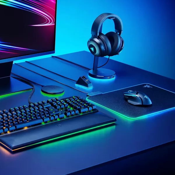 Razer Mouse Charging Dock Chroma Magnetic Dock with Charge Status RGB Lighting  AntiSlip Gecko Feet  Powered by Razer Chroma  Classic Black