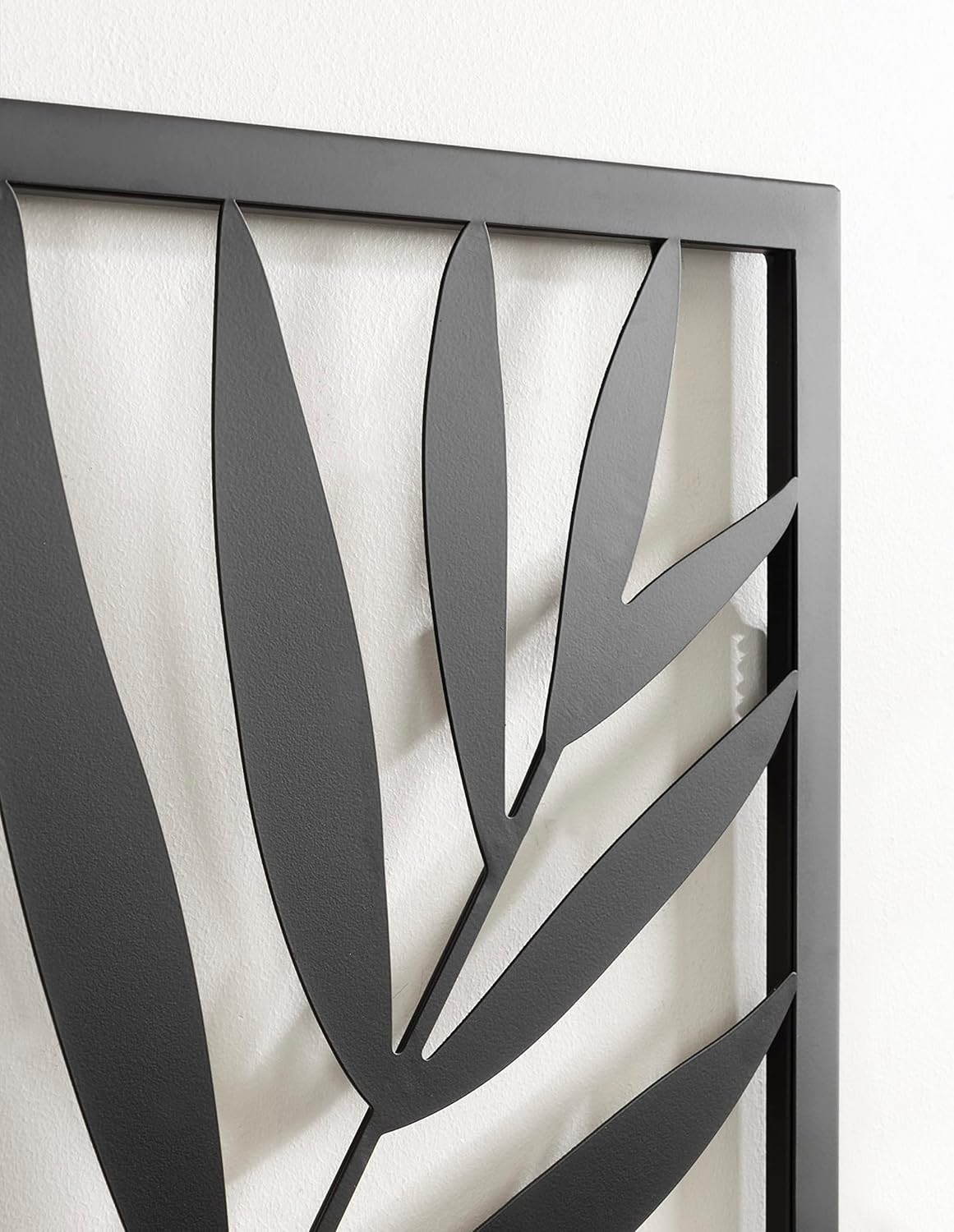 Kate and Laurel Malak Modern Metal Leaf Plaque Tropical Art for Wall Dcor 22x28 Black