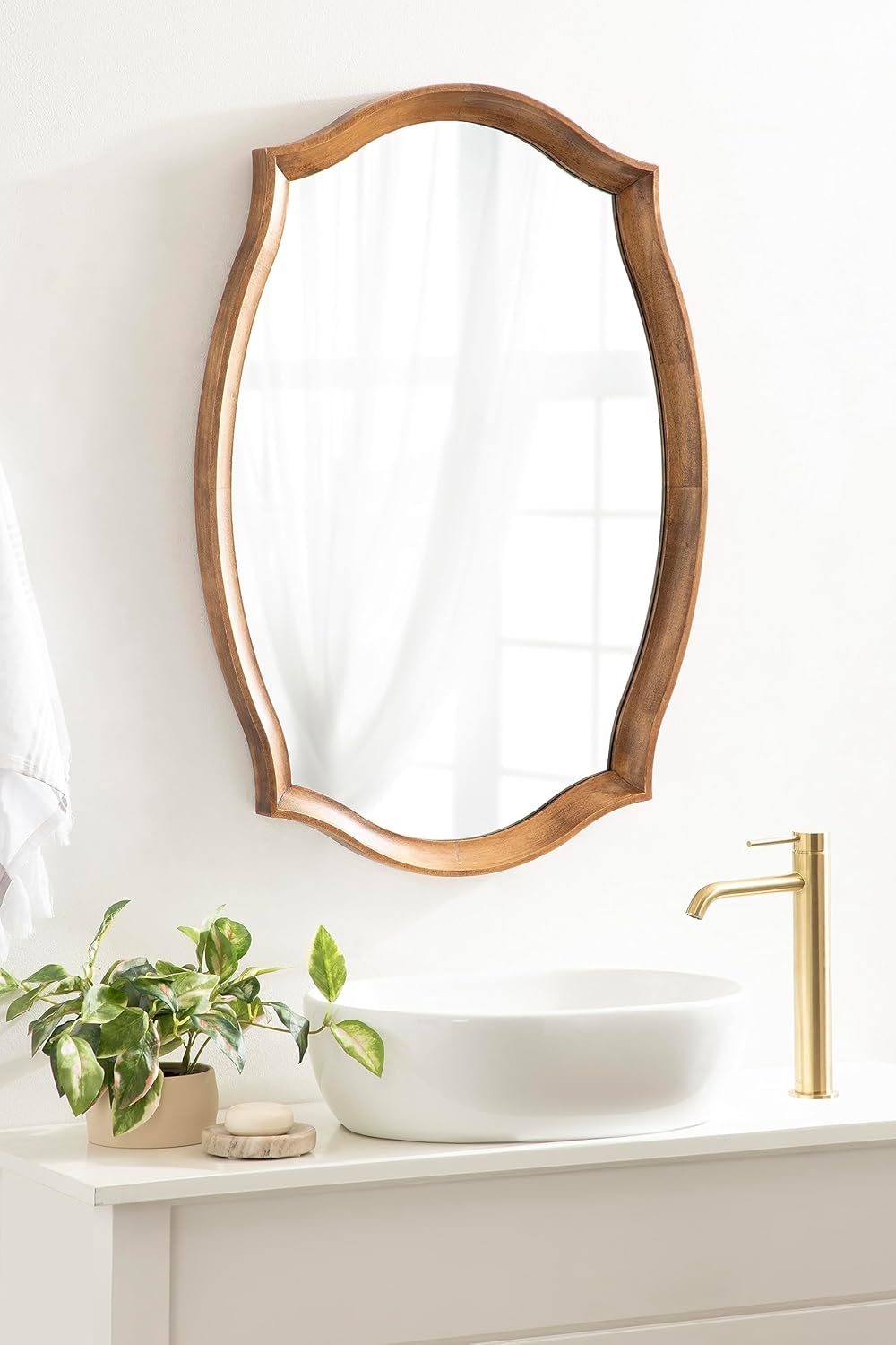 Kate and Laurel Hatherleigh Traditional Scalloped Oval Wall Mirror, 24 ...